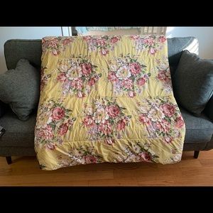 Ralph Lauren heavy duty comforter. Smoke free and Pet free home